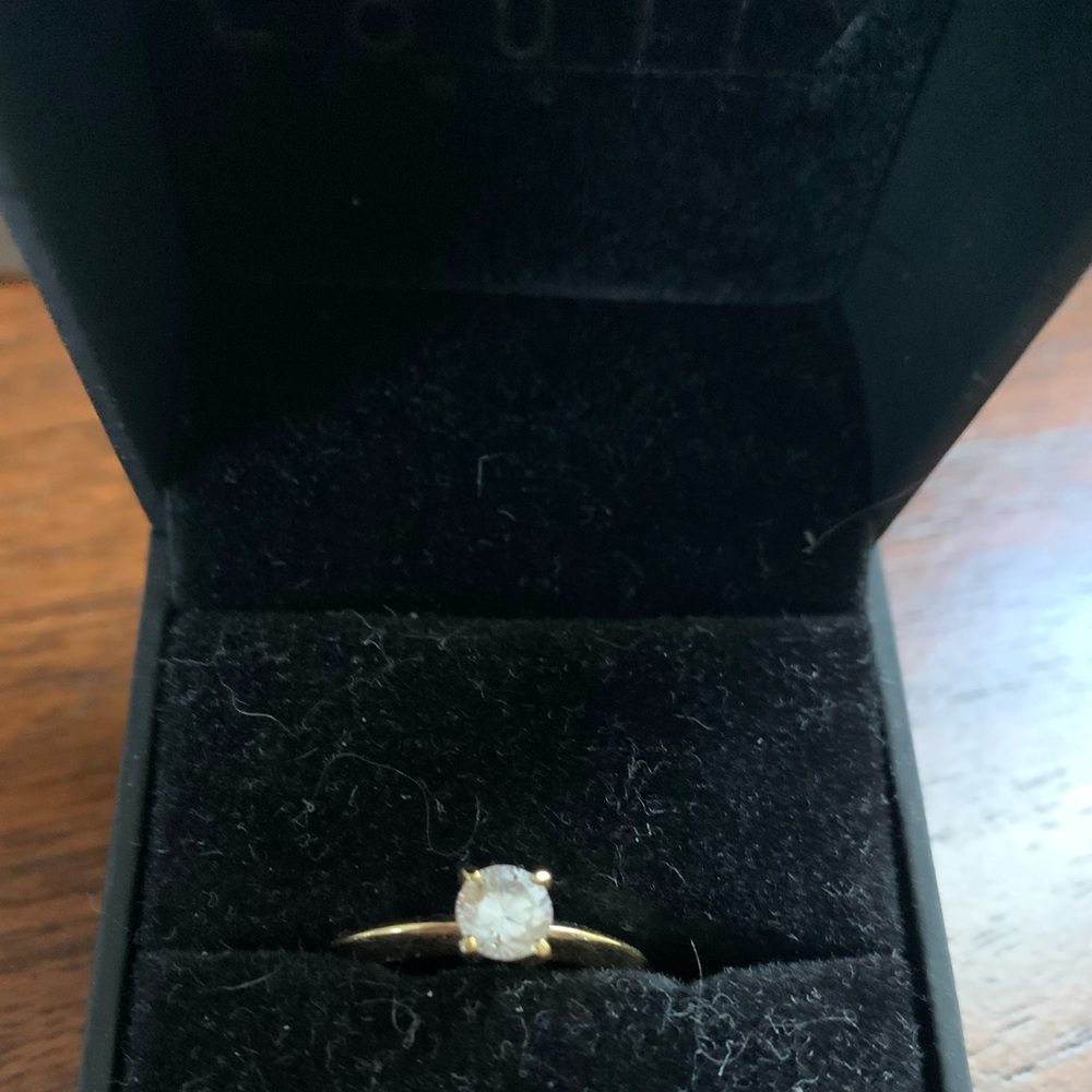 Gold diamond ring